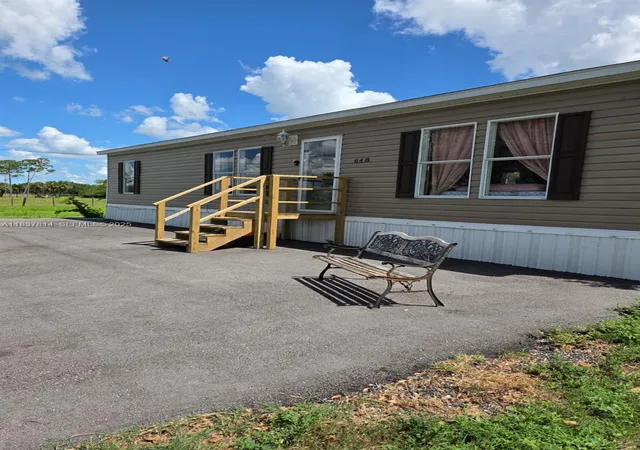 2nd image of 648 Avenida Del Sur, Clewiston, FL 33440 | MLS# A11837814