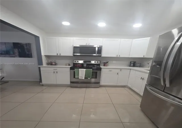 4th image of 9800 Sunrise Lakes Blvd #309, Sunrise, FL 33322 | MLS# A11835852
