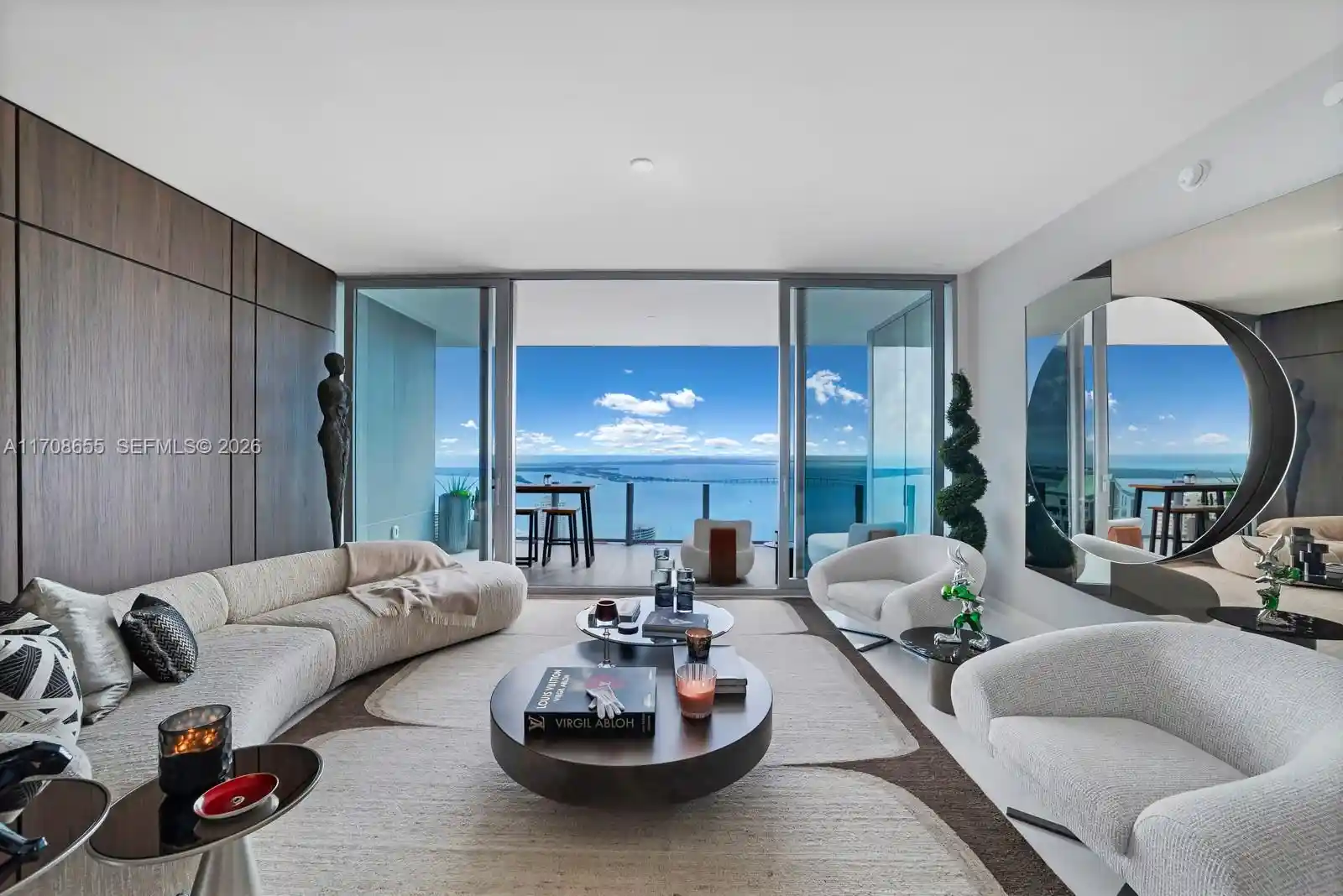 Listing Photo 1 - Condo for sale in 300 Biscayne Blvd Wy located at 300 Biscayne Blvd Wy, Miami, FL 33131 - Unit #4703
