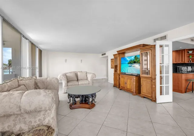 2nd image of 11 Island Ave, Miami Beach, FL 33139
