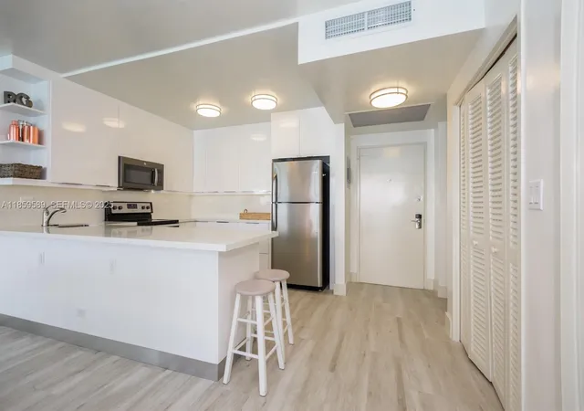 4th image of 5601 Collins Ave #1204, Miami Beach, FL 33140 | MLS# A11859589