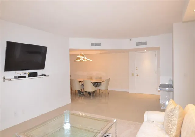 4th image of 19355 Turnberry Way #7-L, Miami, FL 33180 | MLS# F10474715