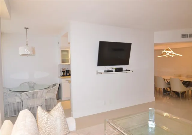 5th image of 19355 Turnberry Way #7-L, Miami, FL 33180 | MLS# F10474715
