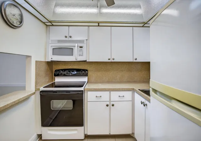 4th image of 2951 Sunrise Lakes Dr E, Sunrise, FL 33322