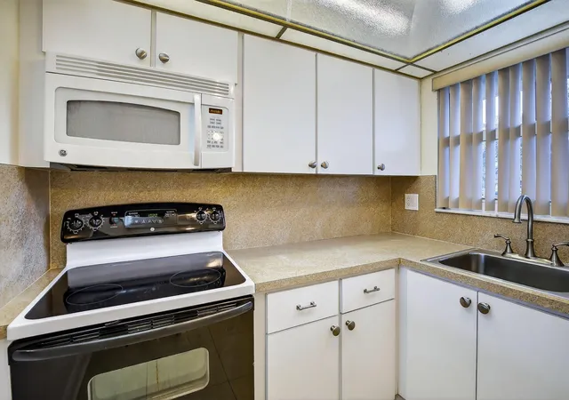 5th image of 2951 Sunrise Lakes Dr E, Sunrise, FL 33322