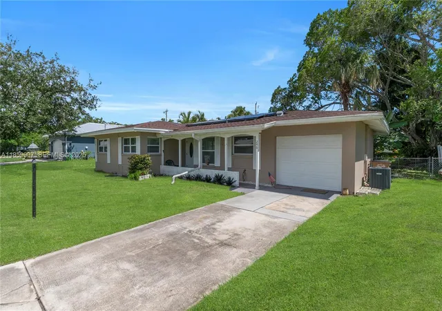 Homes for sale in Cape Coral, FL | 246 Se 44th St, Cape Coral, FL 33904 | MLS# A11859907