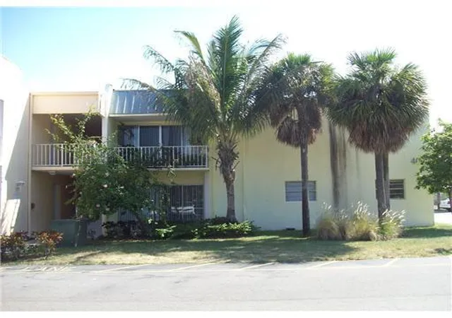 Photo 1 of Condo for sale at 409 Executive Ctr Dr, West Palm Beach, FL 33401 | MLS# R11116657 | Listing updated on 2026-10-27