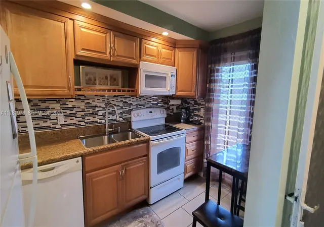 Homes for sale in Lighthouse Point, FL | 4500 N Federal Hwy 352f, Lighthouse Point, FL 33064