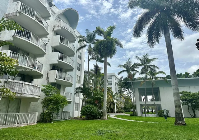 2nd image of 484 Nw 165Th St Rd, Miami, FL 33169