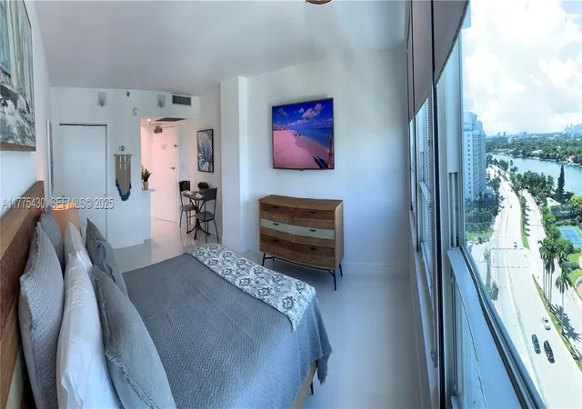 5th image of 5445 Collins Ave #1520, Miami Beach, FL 33140 | MLS# A11775430