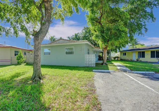 Photo 3 of Multi family home for sale at 260 Ne 41st St, Oakland Park, FL 33334 | MLS# F10521490 | Listing updated on 2026-10-10