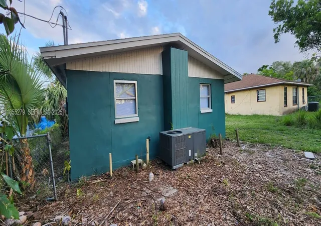Homes for sale in Fort Myers, FL | 3147 Economy, Fort Myers, FL 33916 | MLS# A11855279