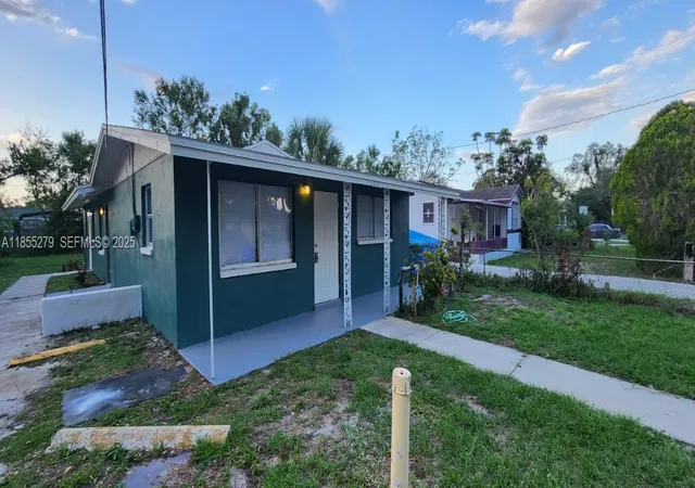 Homes for sale in Fort Myers, FL | 3147 Economy, Fort Myers, FL 33916 | MLS# A11855279