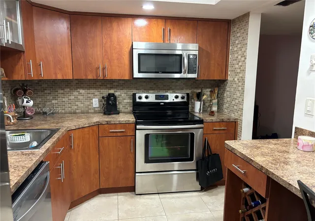 5th image of 3475 N Country Club Dr #116, Miami, FL 33180 | MLS# A11873639