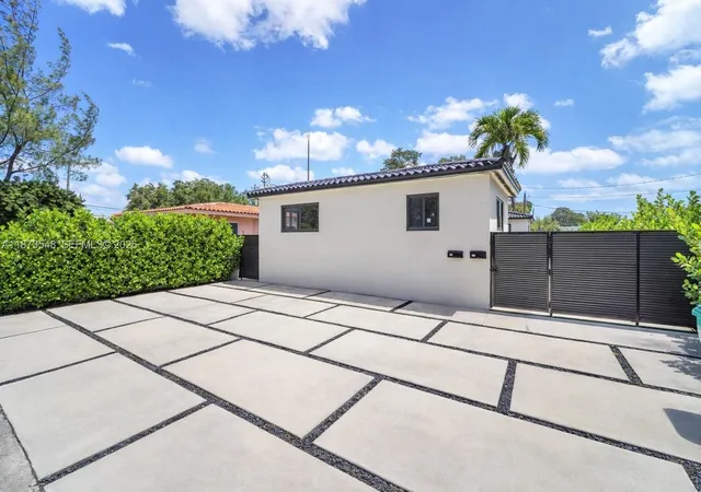 Listing Photo 4 - Condo for sale in building located at 621 SW 33rd Ave, Miami, FL 33135
