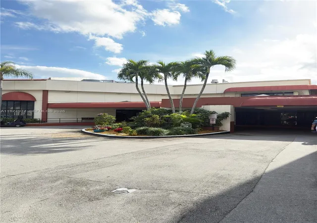 2nd image of 300 S Hollybrook Dr, Pembroke Pines, FL 33025
