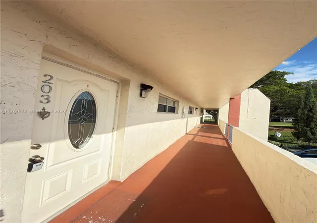 2nd image of 300 S Hollybrook Dr #203, Pembroke Pines, FL 33025 | MLS# A11874977