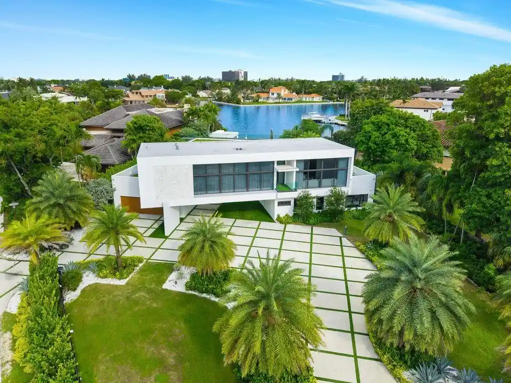 Single family home for sale at 19 Gatehouse Rd, Sea Ranch Lakes, FL 33308 | MLS# F10526255