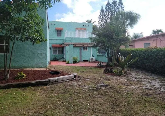 Photo 3 of Single family home for sale at 121 S B St, Lake Worth Beach, FL 33460 | MLS# R11125084 | Listing updated on 2026-10-08