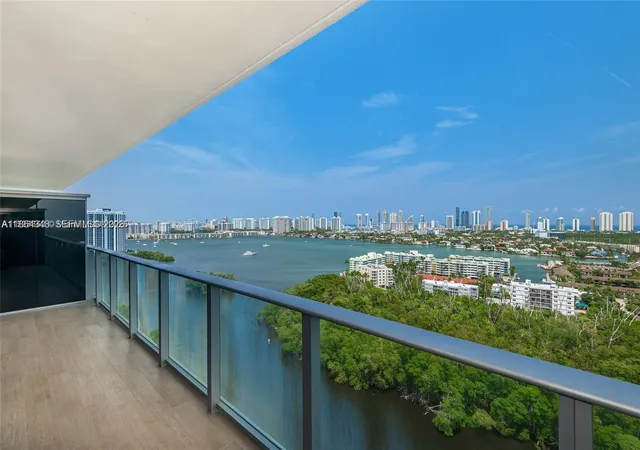 2nd image of 16385 Biscayne Blvd #2118, North Miami Beach, FL 33160 | MLS# A11864348