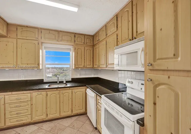4th image of 2025 Ne 164Th St #716, North Miami Beach, FL 33162 | MLS# A11881499