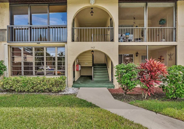 3rd image of 342 Pine Ridge Cir #D-2, Greenacres, FL 33463 | MLS# R11125901