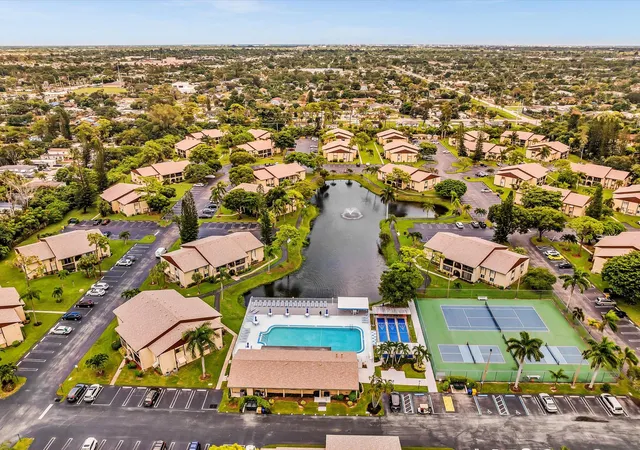 2nd image of 342 Pine Ridge Cir, Greenacres, FL 33463