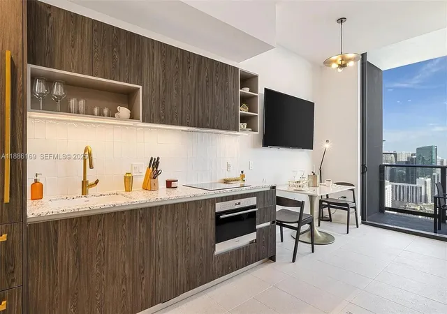 3rd image of 159 Ne 6Th St #5106, Miami, FL 33132 | MLS# A11886169