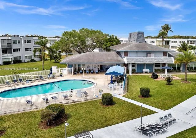 5th image of 2300 Park Ln #211, Hollywood, FL 33021 | MLS# A11884246