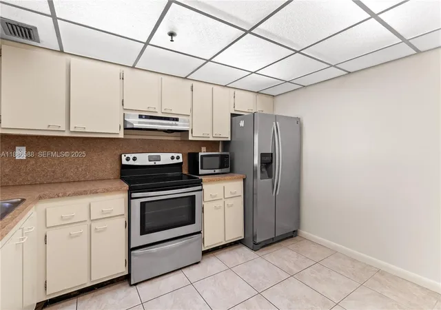 2nd image of 2625 Collins Ave #608, Miami Beach, FL 33140 | MLS# A11886588