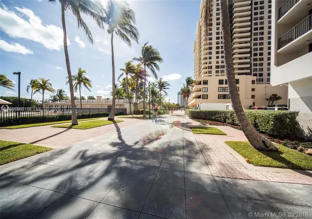 30th image of 2625 Collins Ave #608, Miami Beach, FL 33140 | MLS# A11886588