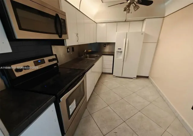 4th image of 3701 N Country Club Dr #705, Aventura, FL 33180 | MLS# A11889110