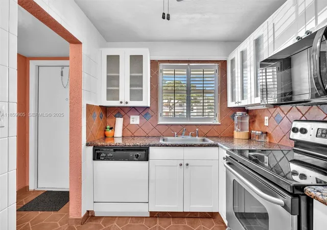 4th image of 8020 N Sunrise Lakes Dr #110, Sunrise, FL 33322 | MLS# A11859905