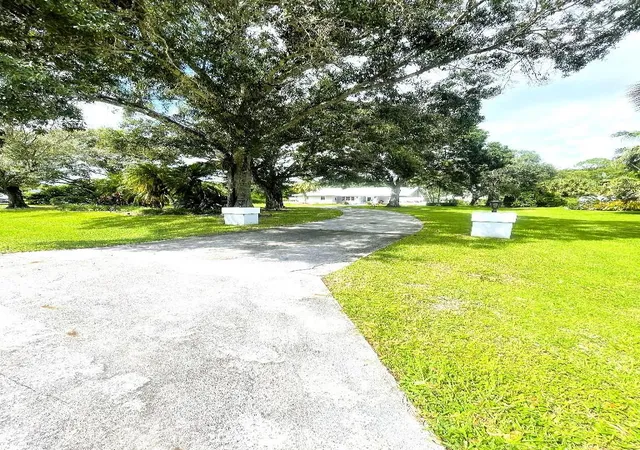 Photo 3 of Single family home for sale at 14183 Greentree Trl, Wellington, FL 33414 | MLS# F10530338 | Listing updated on 2026-09-23
