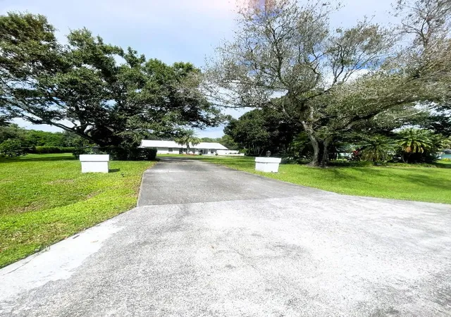 Photo 3 of Single family home for sale at 14183 Greentree Trl, Wellington, FL 33414 | MLS# F10530338 | Listing updated on 2026-09-23