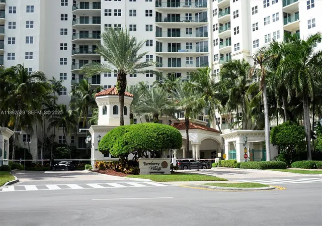 3rd image of 20000 E Country Club Dr #PH01, Miami, FL 33180 | MLS# A11892529
