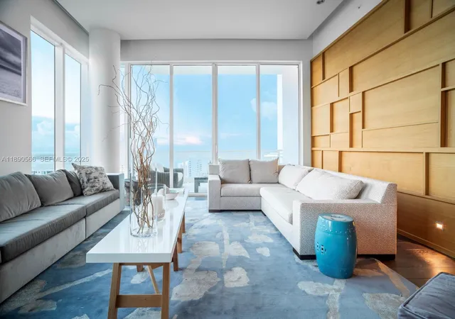 2nd image of 900 Brickell Key Blvd #2204, Miami, FL 33131 | MLS# A11890566