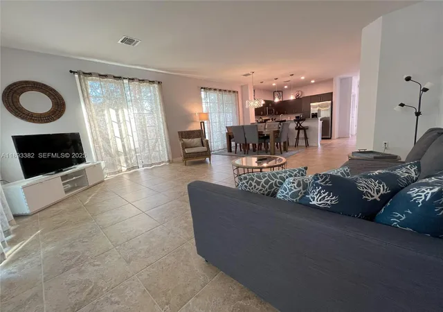 3rd image of 2361 Se 5Th St, Pompano Beach, FL 33062 | MLS# A11893382