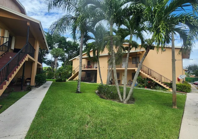 Homes for sale in Greenacres, FL | 6013 10th Avenue, Greenacres, FL 33463 | Houzeo