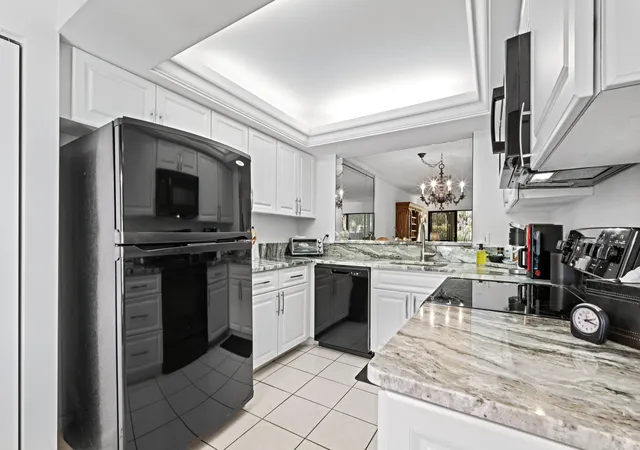 3rd image of 5153 Oak Hill Ln #512, Delray Beach, FL 33484 | MLS# R11133576