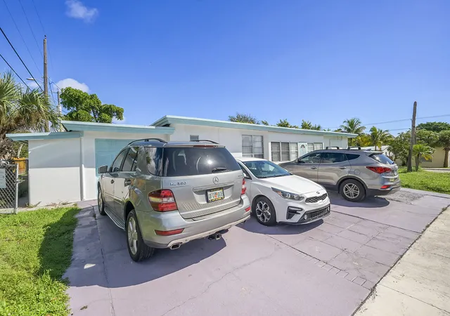3rd image of 721 N A St, Lake Worth Beach, FL 33460 | MLS# R11133845