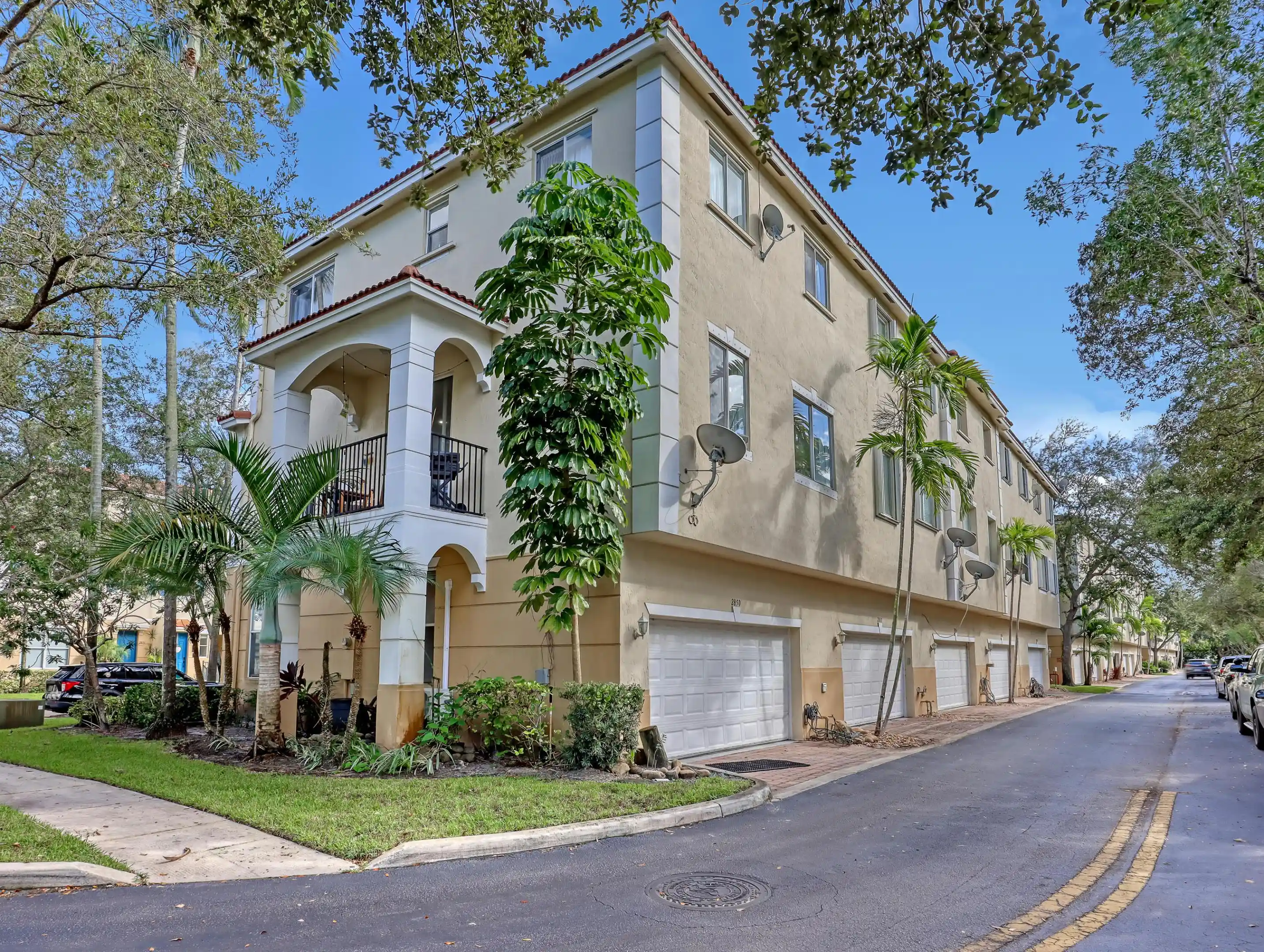 Photo 1 of Townhouse for sale at 2850 S Oasis Dr, Boynton Beach, FL 33426 | MLS# R11134644 | Listing updated on 2026-10-19