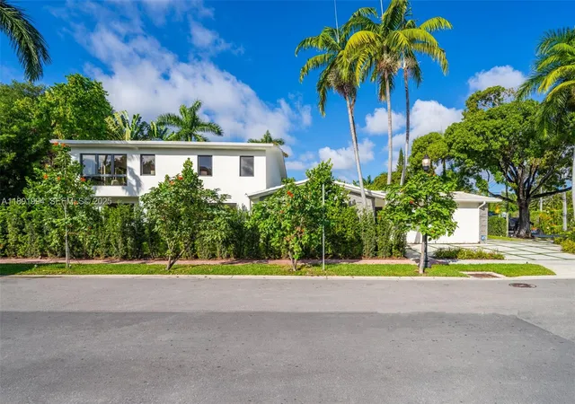 2nd image of 222 E Rivo Alto Dr, Miami Beach, FL 33139 | MLS# A11891994