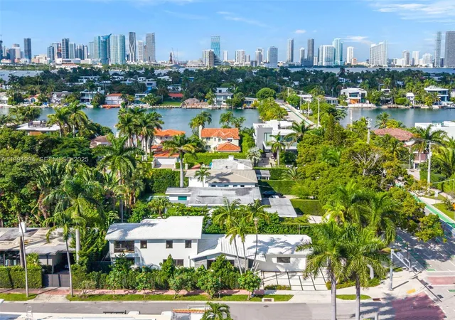 62nd image of 222 E Rivo Alto Dr, Miami Beach, FL 33139 | MLS# A11891994