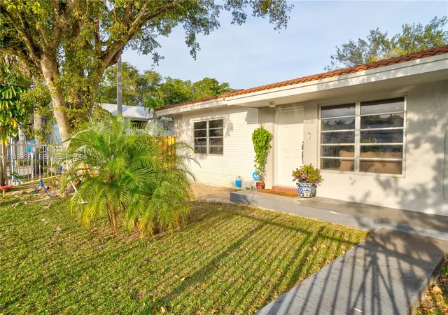4th image of 17365 Sw 95Th Ave #17365, Palmetto Bay, FL 33157 | MLS# A11889877