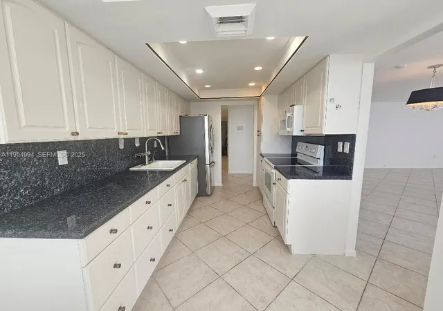 2nd image of 18041 Biscayne Blvd #204, Aventura, FL 33160 | MLS# A11904994