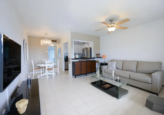 3rd image of 3402 Cynthia Ln #208, Lake Worth, FL 33461 | MLS# R11137191