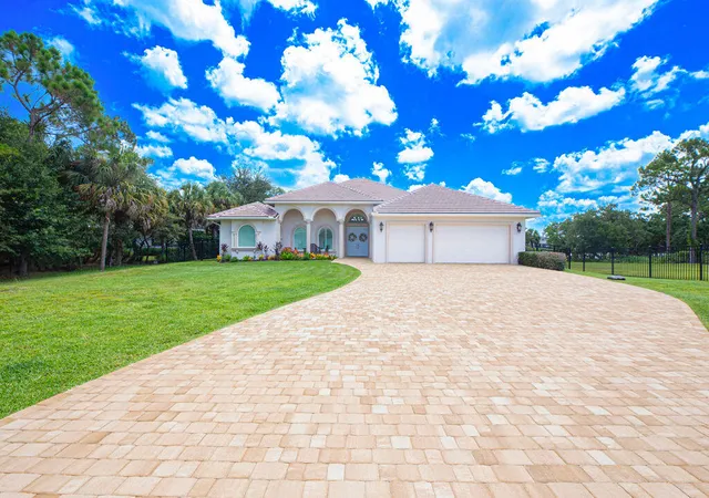 2nd image of 2821 Se North Lookout Blvd, Port Saint Lucie, FL 34984 | MLS# R11137651