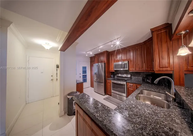 4th image of 1660 Ne 191St St, Miami, FL 33179