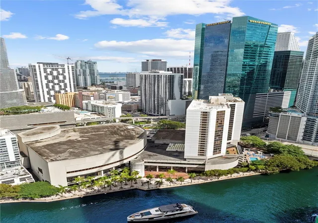 3rd image of 31 Se 5Th St #4018, Miami, FL 33131 | MLS# A11905966